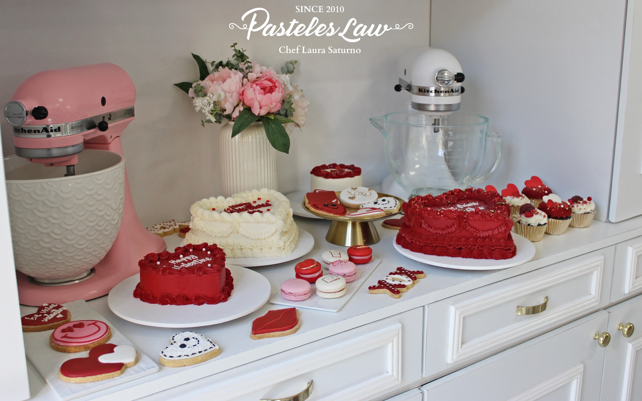 Mesa con postres Pasteles Law